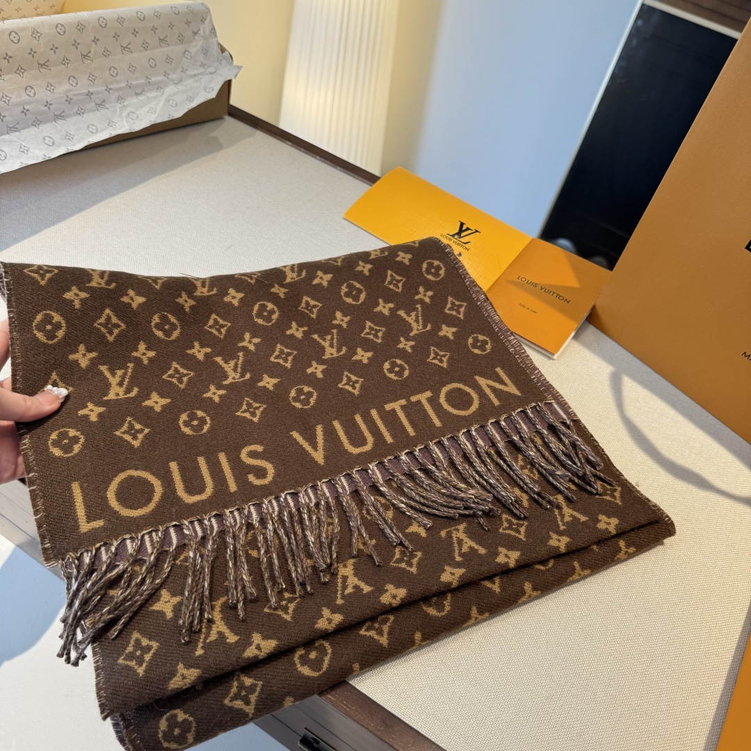 本款My Neverfull围巾为柔暖毛绒混纺铺陈经典Monogram 图案和路易威登成衣系列的Neve