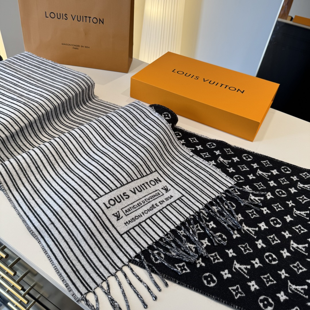 本款My Neverfull围巾为柔暖毛绒混纺铺陈经典Monogram 图案和路易威登成衣系列的Neve