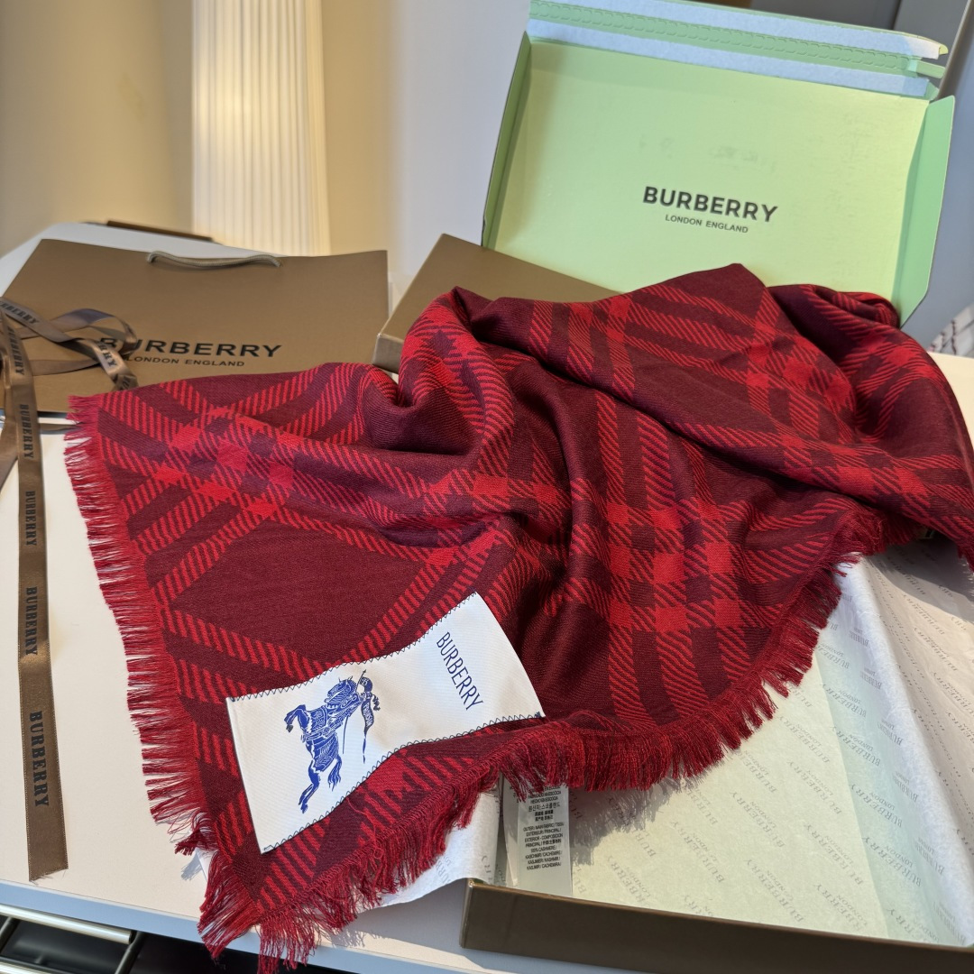 𝐁𝐔𝐑𝐁𝐄𝐑𝐑𝐘 • 𝟐𝟓ꫛꫀꪝ《骑士格纹长巾》张婧仪同款，原单品质！Size：200x65cm 70%