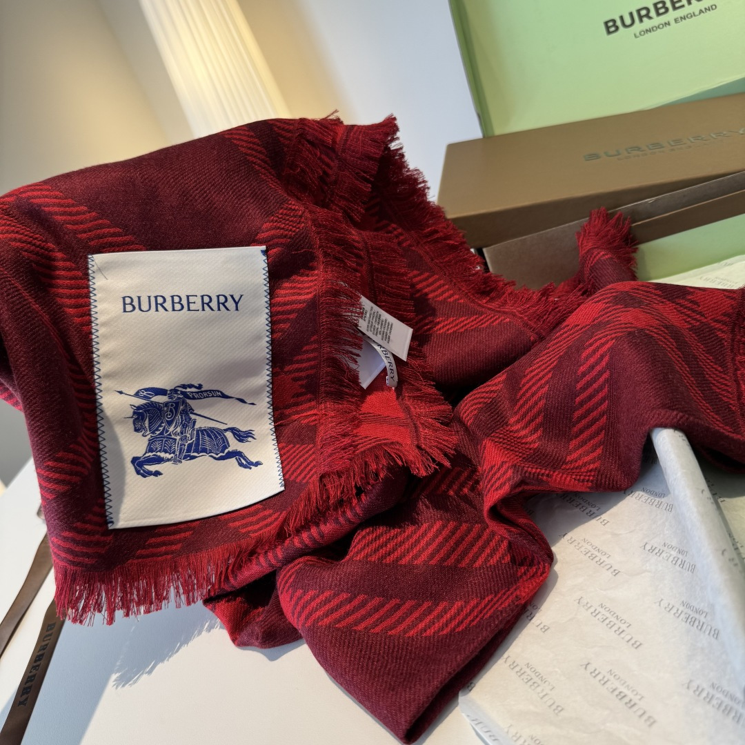 𝐁𝐔𝐑𝐁𝐄𝐑𝐑𝐘 • 𝟐𝟓ꫛꫀꪝ《骑士格纹长巾》张婧仪同款，原单品质！Size：200x65cm 70%