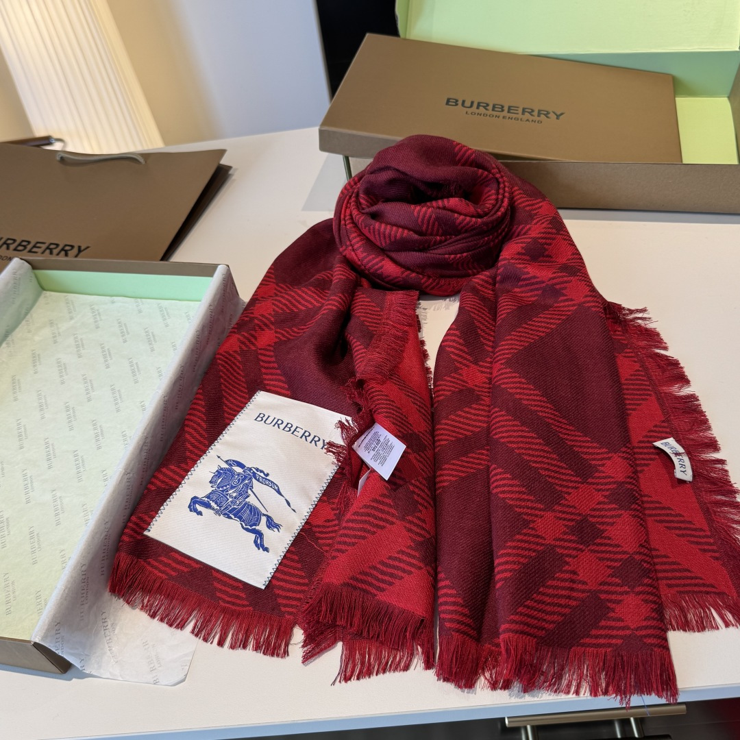 𝐁𝐔𝐑𝐁𝐄𝐑𝐑𝐘 • 𝟐𝟓ꫛꫀꪝ《骑士格纹长巾》张婧仪同款，原单品质！Size：200x65cm 70%