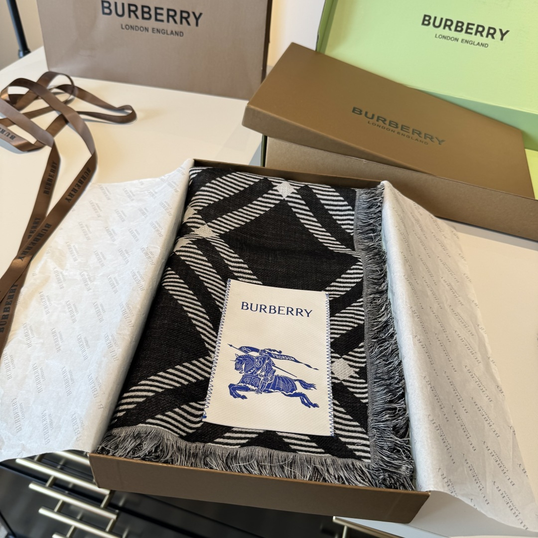 𝐁𝐔𝐑𝐁𝐄𝐑𝐑𝐘 • 𝟐𝟓ꫛꫀꪝ《骑士格纹长巾》张婧仪同款，原单品质！Size：200x65cm 70%