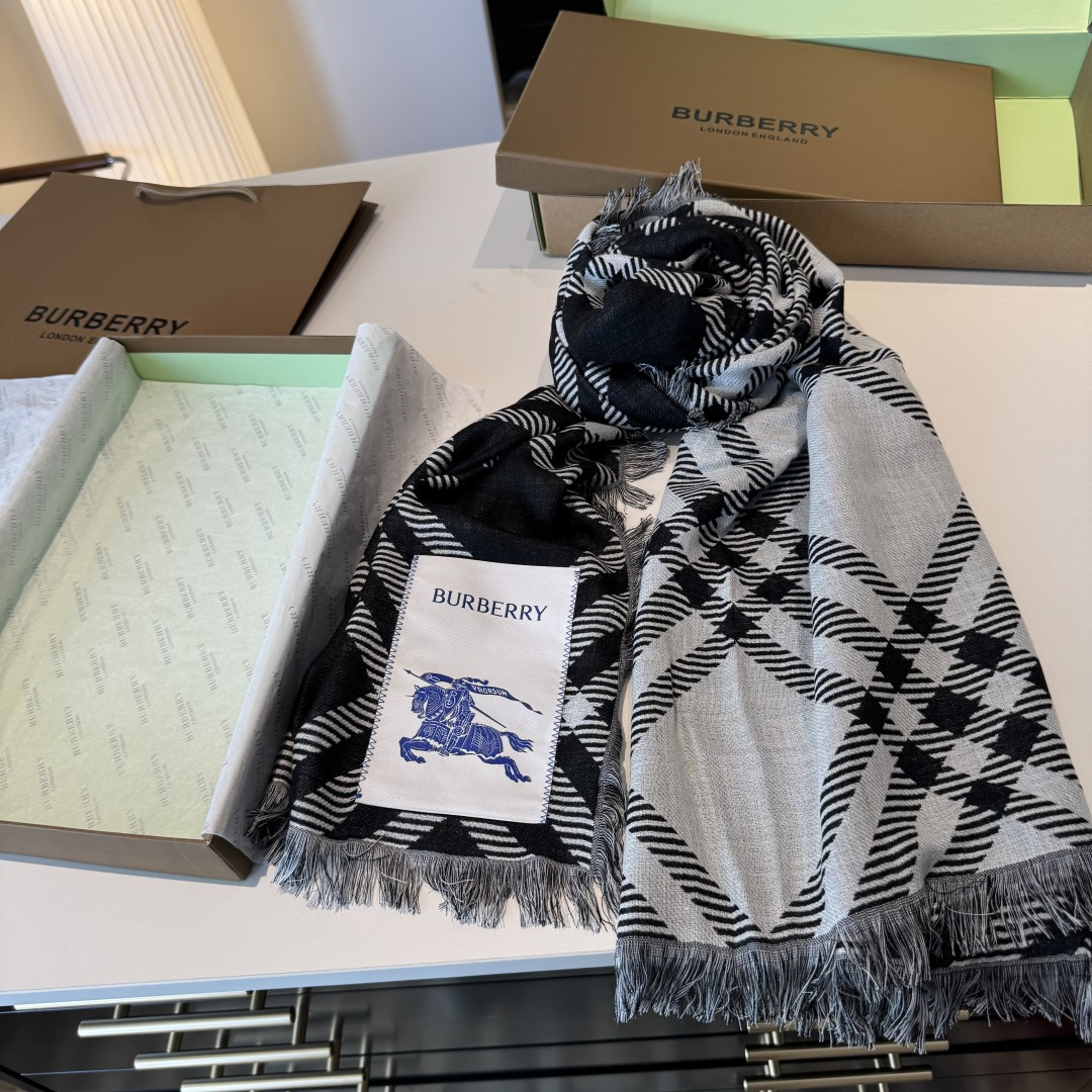 𝐁𝐔𝐑𝐁𝐄𝐑𝐑𝐘 • 𝟐𝟓ꫛꫀꪝ《骑士格纹长巾》张婧仪同款，原单品质！Size：200x65cm 70%