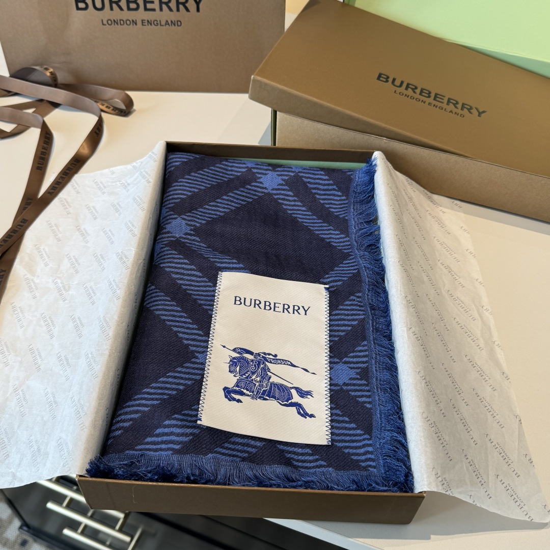 𝐁𝐔𝐑𝐁𝐄𝐑𝐑𝐘 • 𝟐𝟓ꫛꫀꪝ《骑士格纹长巾》张婧仪同款，原单品质！Size：200x65cm 70%