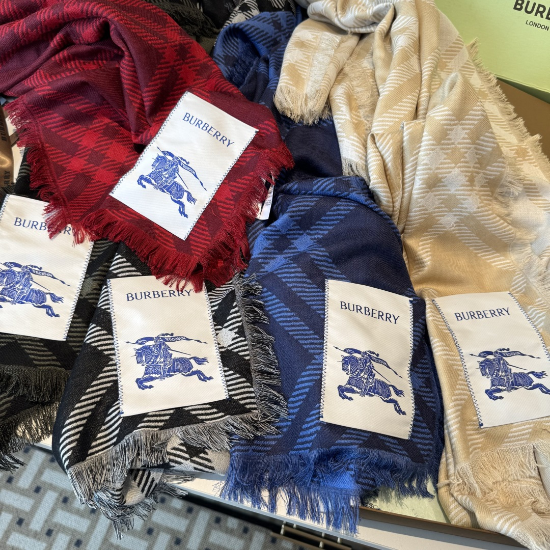 𝐁𝐔𝐑𝐁𝐄𝐑𝐑𝐘 • 𝟐𝟓ꫛꫀꪝ《骑士格纹长巾》张婧仪同款，原单品质！Size：200x65cm 70%