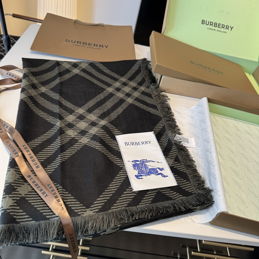 𝐁𝐔𝐑𝐁𝐄𝐑𝐑𝐘 • 𝟐𝟓ꫛꫀꪝ《骑士格纹长巾》张婧仪同款，原单品质！Size：200x65cm 70%