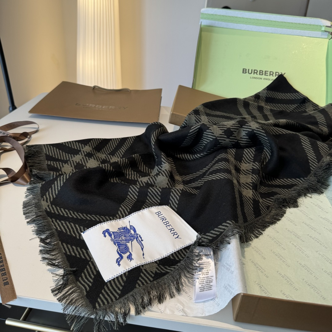 𝐁𝐔𝐑𝐁𝐄𝐑𝐑𝐘 • 𝟐𝟓ꫛꫀꪝ《骑士格纹长巾》张婧仪同款，原单品质！Size：200x65cm 70%