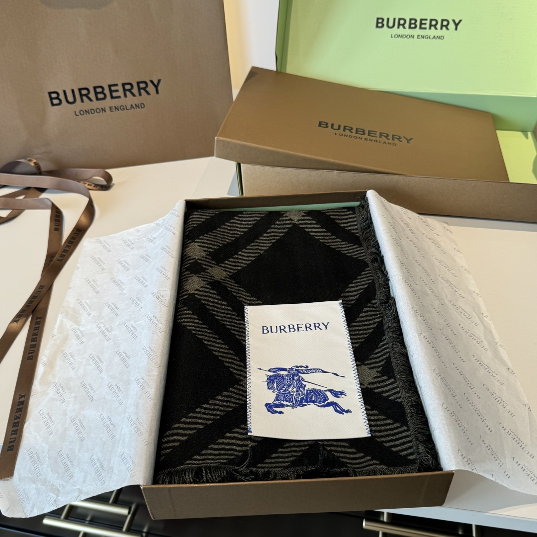 𝐁𝐔𝐑𝐁𝐄𝐑𝐑𝐘 • 𝟐𝟓ꫛꫀꪝ《骑士格纹长巾》张婧仪同款，原单品质！Size：200x65cm 70%