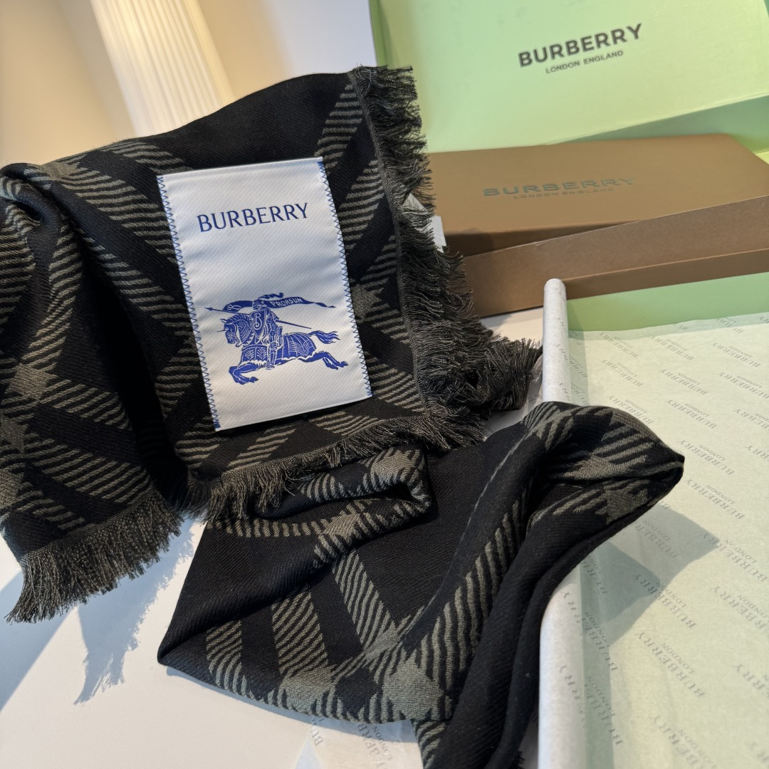 𝐁𝐔𝐑𝐁𝐄𝐑𝐑𝐘 • 𝟐𝟓ꫛꫀꪝ《骑士格纹长巾》张婧仪同款，原单品质！Size：200x65cm 70%