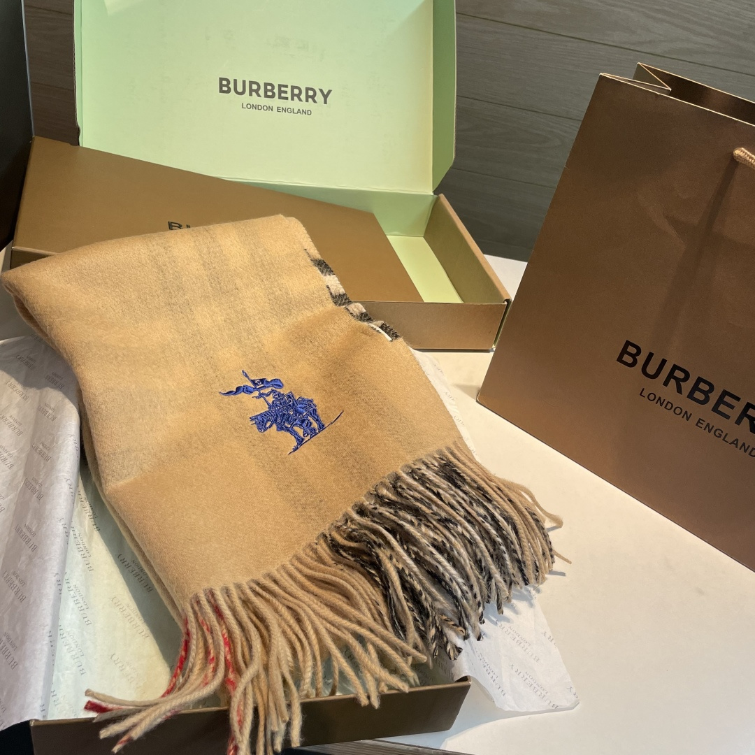 巴宝莉经典格子万年款，bbr战马刺绣🪡经典【小格双面披肩】品质手感好到不行‼️100%羊羔绒♨️高尖端产