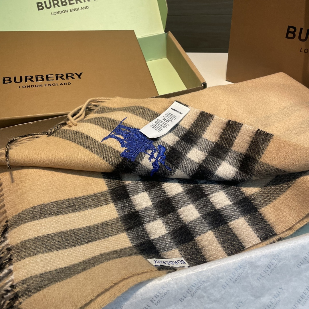 巴宝莉经典格子万年款，bbr战马刺绣🪡经典【小格双面披肩】品质手感好到不行‼️100%羊羔绒♨️高尖端产