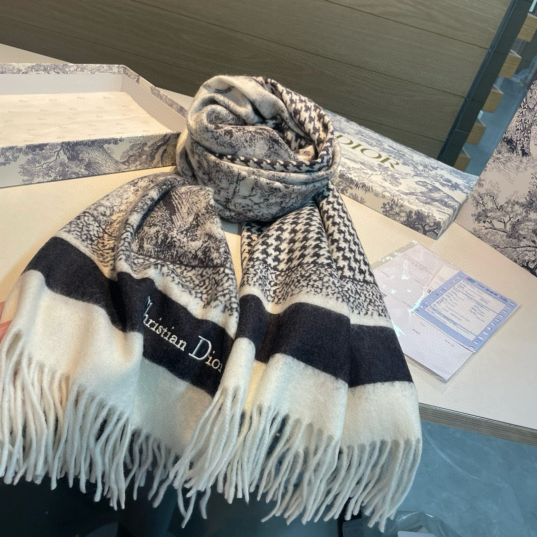 品名:【DIOR 迪奥动物元素流苏长巾】 尺寸:70✖️200CM材质:100%山羊绒爆款，专柜最新款式
