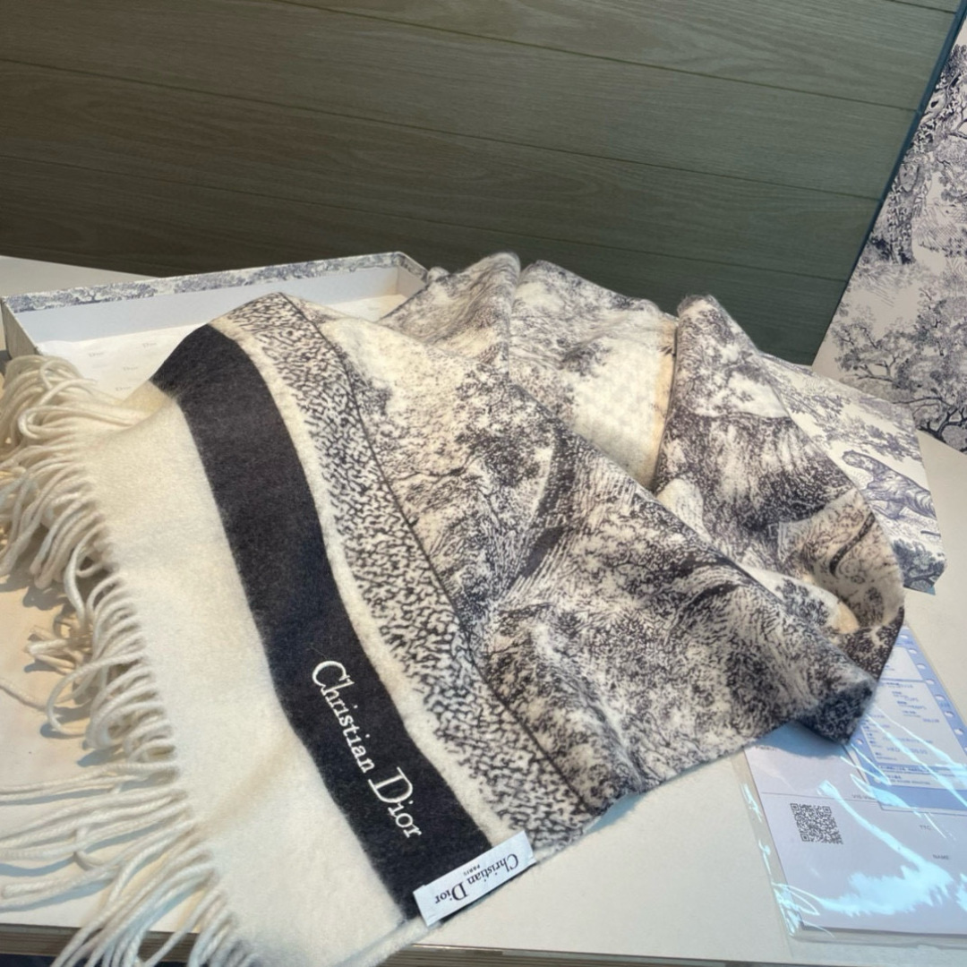 品名:【DIOR 迪奥动物元素流苏长巾】 尺寸:70✖️200CM材质:100%山羊绒爆款，专柜最新款式