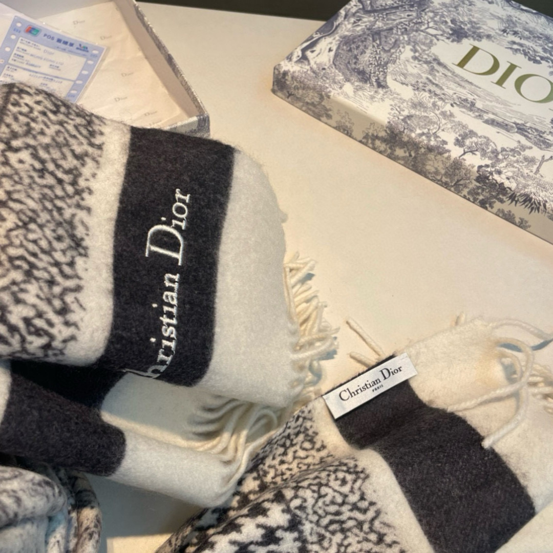 品名:【DIOR 迪奥动物元素流苏长巾】 尺寸:70✖️200CM材质:100%山羊绒爆款，专柜最新款式