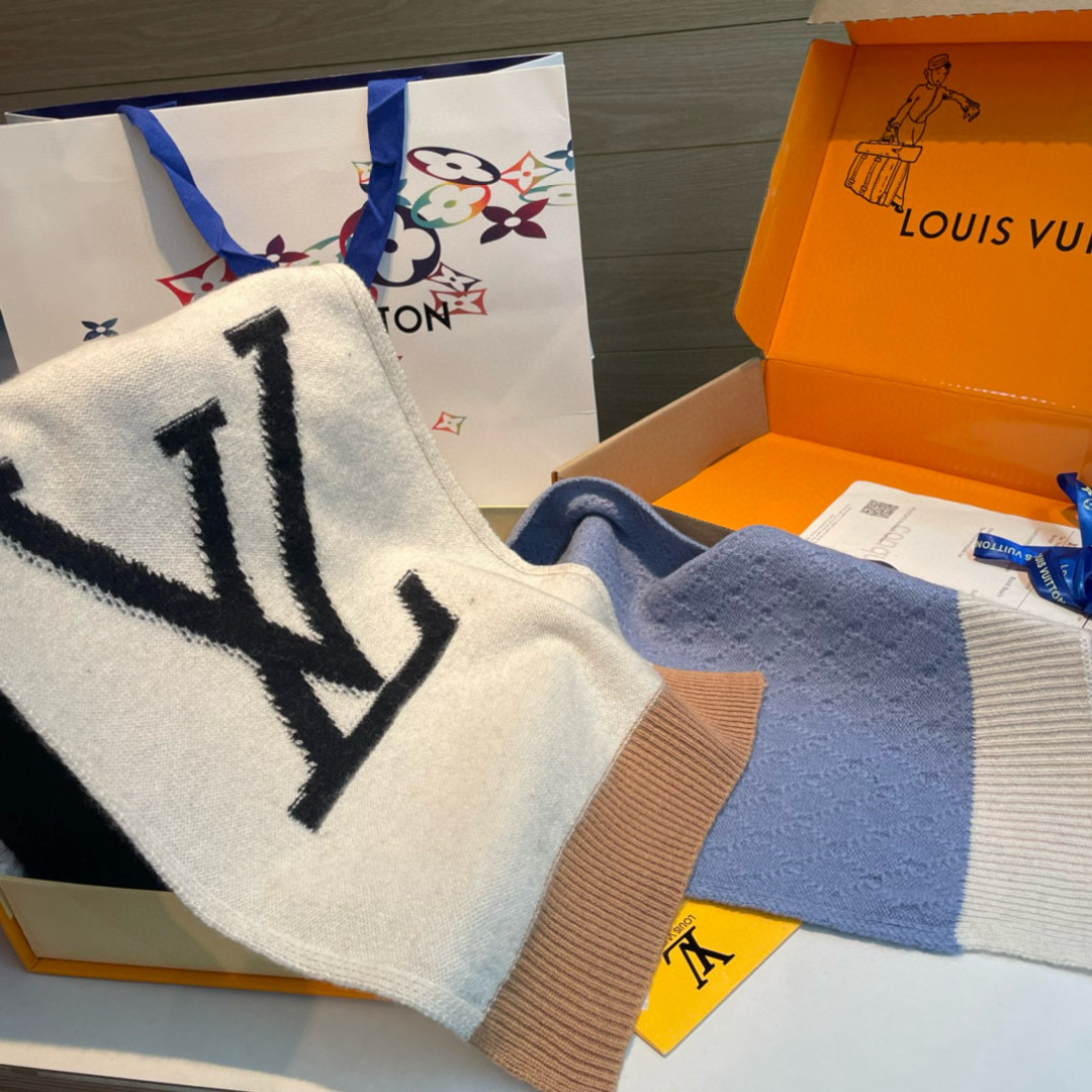 LV CABLE围巾 M79445LV Cable围巾依托多样针织工艺，为大号廓形营造瞩目拼接效果和舒暖