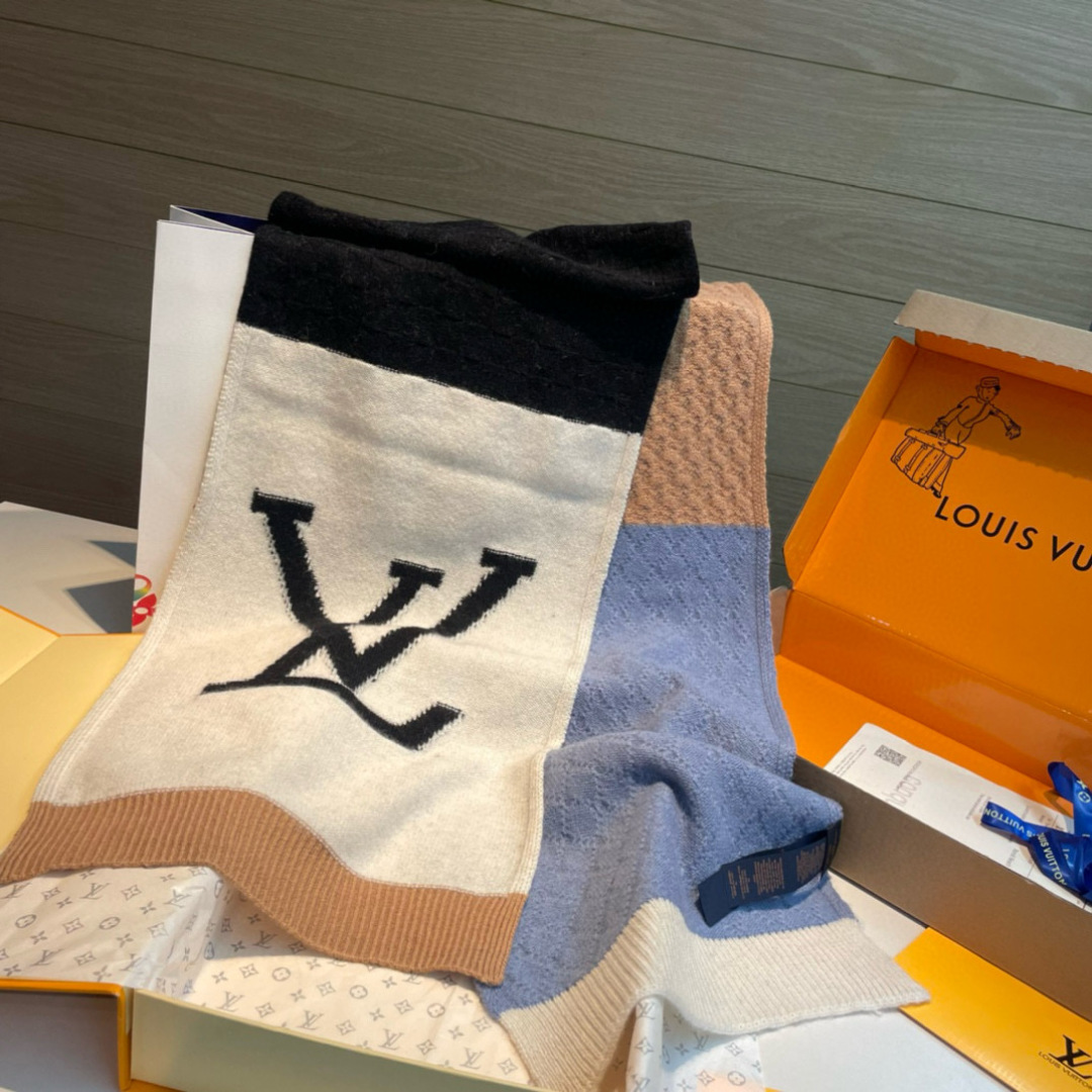 LV CABLE围巾 M79445LV Cable围巾依托多样针织工艺，为大号廓形营造瞩目拼接效果和舒暖
