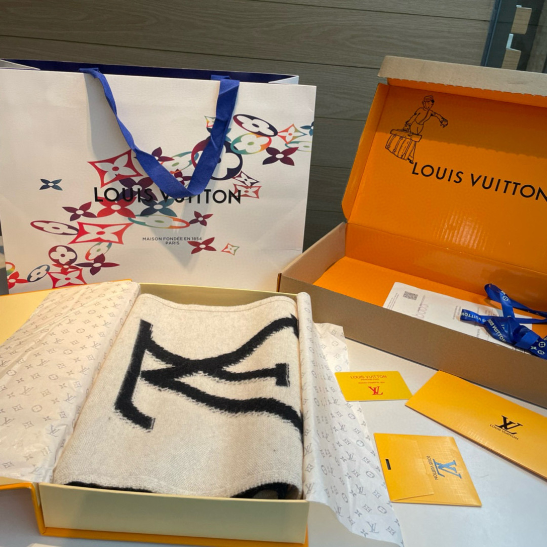 LV CABLE围巾 M79445LV Cable围巾依托多样针织工艺，为大号廓形营造瞩目拼接效果和舒暖