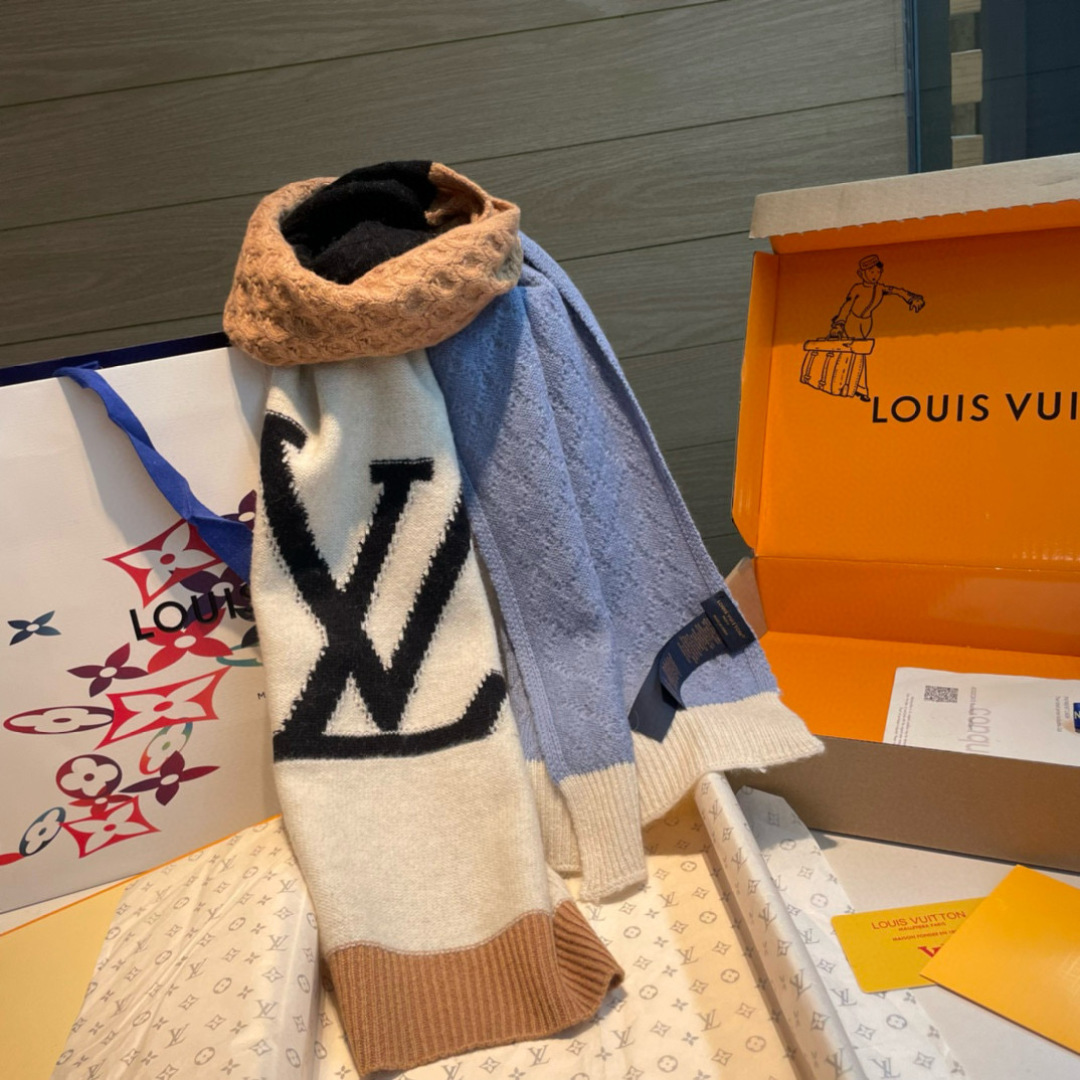 LV CABLE围巾 M79445LV Cable围巾依托多样针织工艺，为大号廓形营造瞩目拼接效果和舒暖