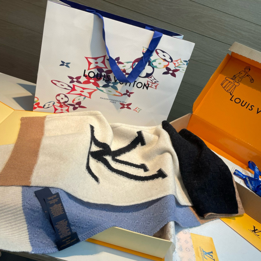LV CABLE围巾 M79445LV Cable围巾依托多样针织工艺，为大号廓形营造瞩目拼接效果和舒暖