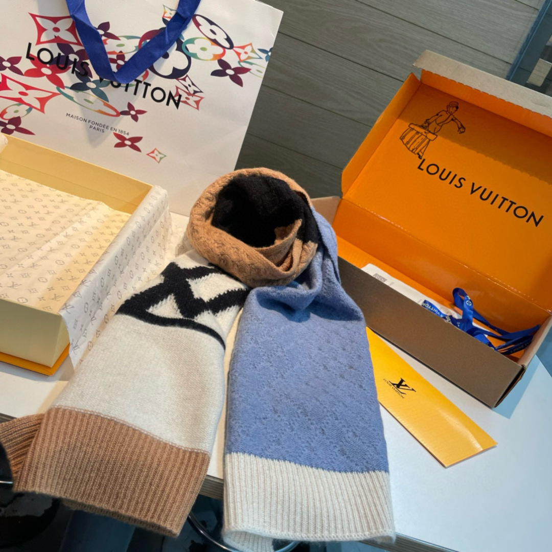 LV CABLE围巾 M79445LV Cable围巾依托多样针织工艺，为大号廓形营造瞩目拼接效果和舒暖