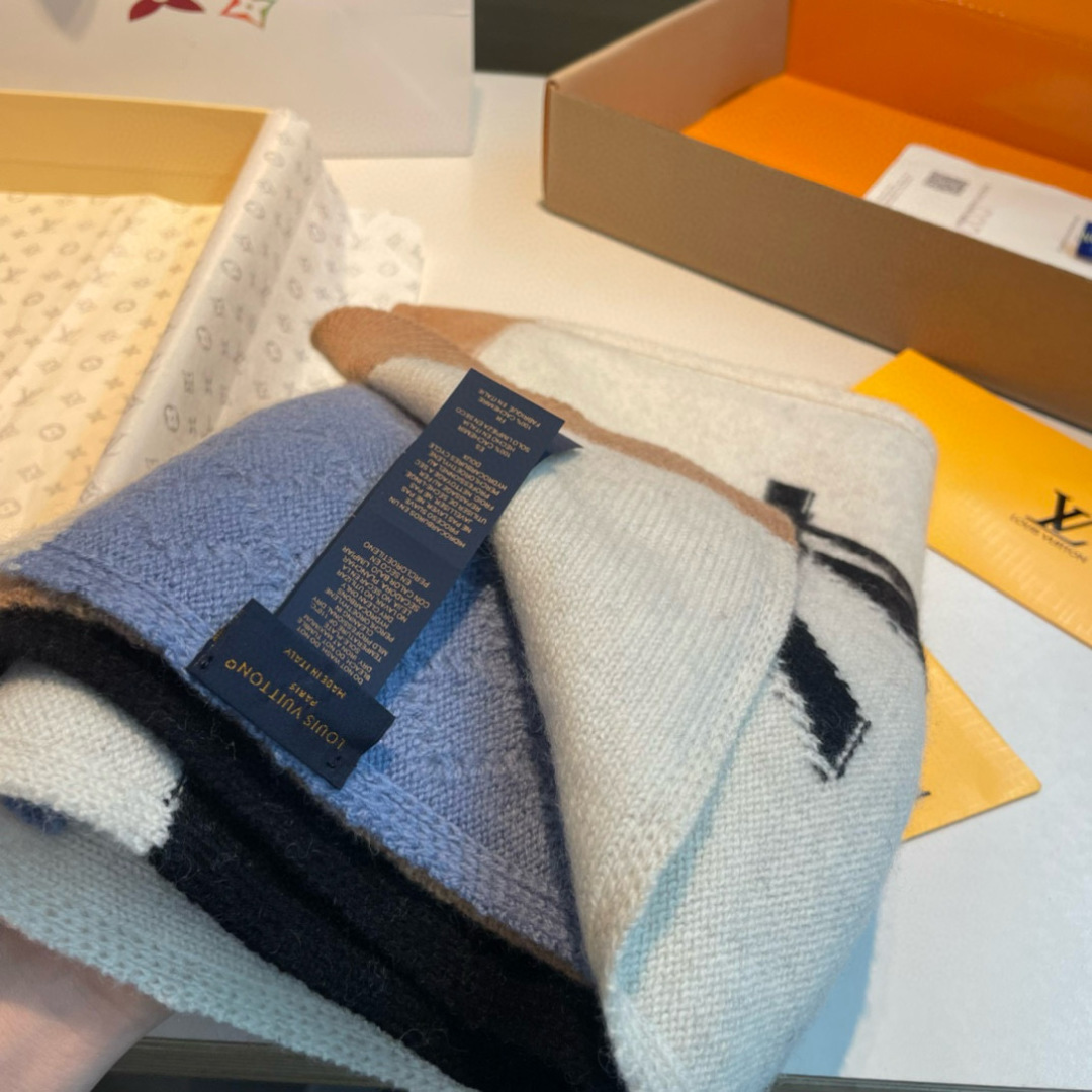 LV CABLE围巾 M79445LV Cable围巾依托多样针织工艺，为大号廓形营造瞩目拼接效果和舒暖