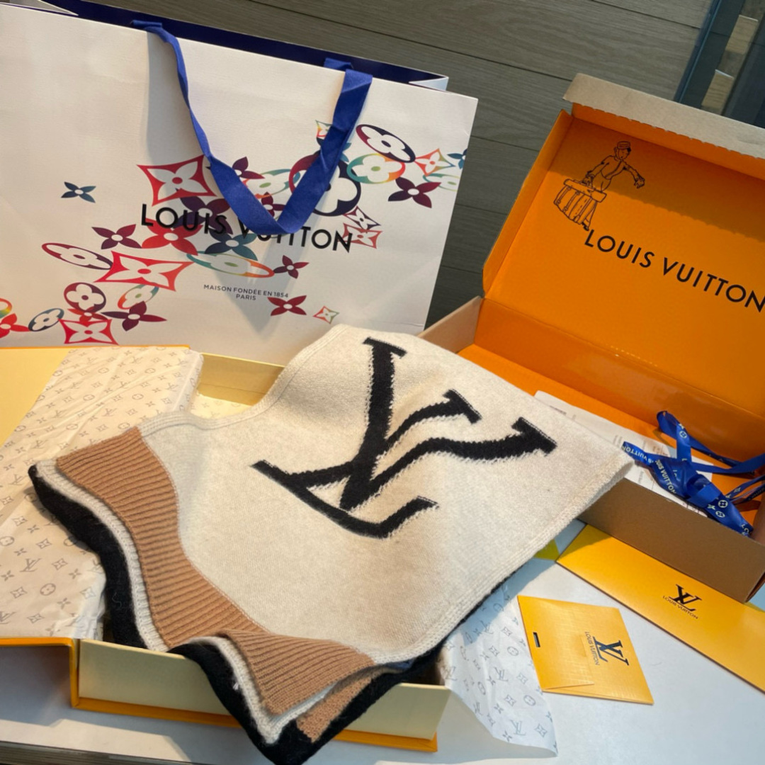 LV CABLE围巾 M79445LV Cable围巾依托多样针织工艺，为大号廓形营造瞩目拼接效果和舒暖