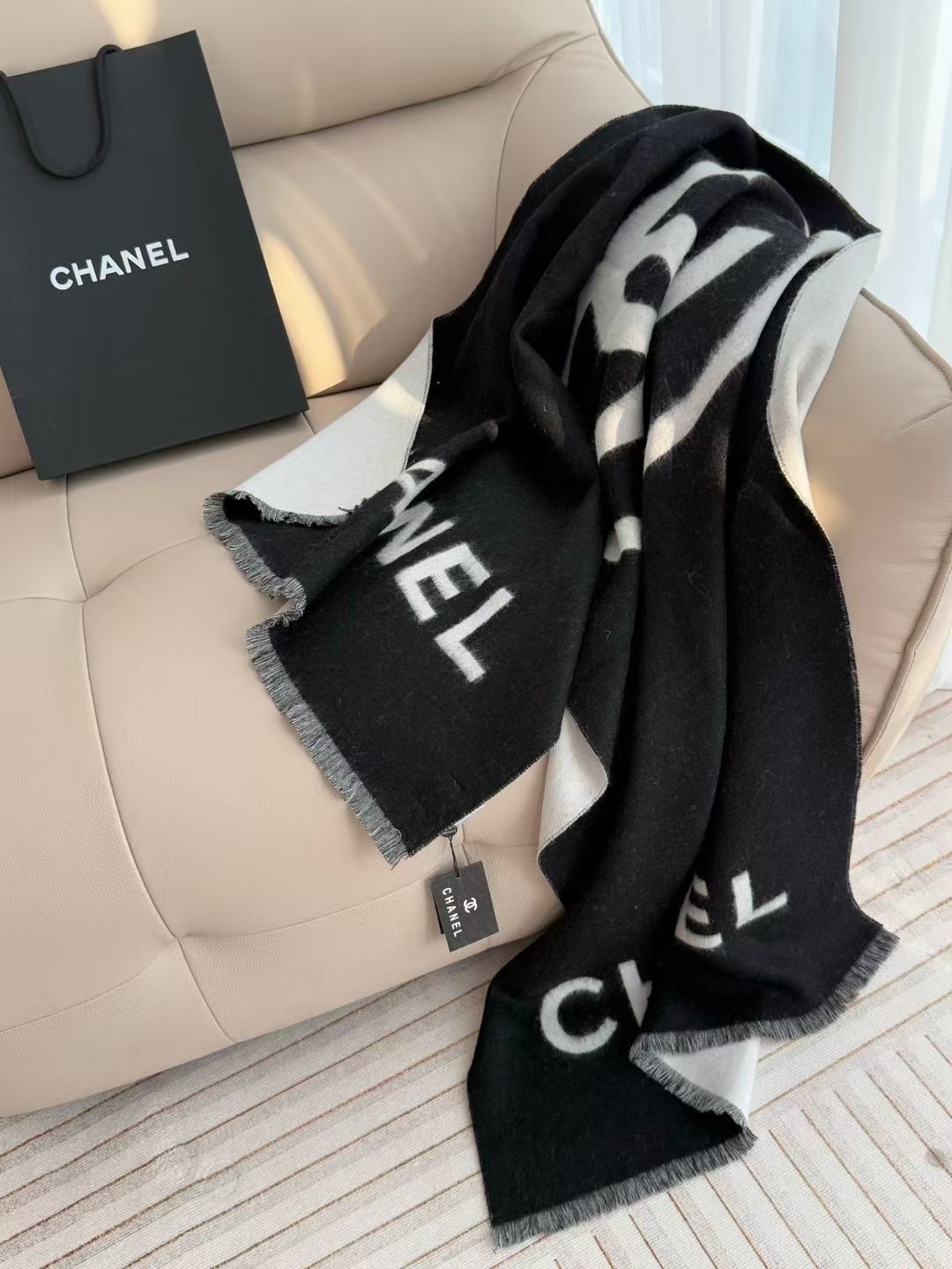 新😘💃🏻💃🏻美翻了💖💖[流泪]【大双C LOGO披肩】御用殿堂级极品小香‼️新款专柜在售 羊绒长巾❗️配