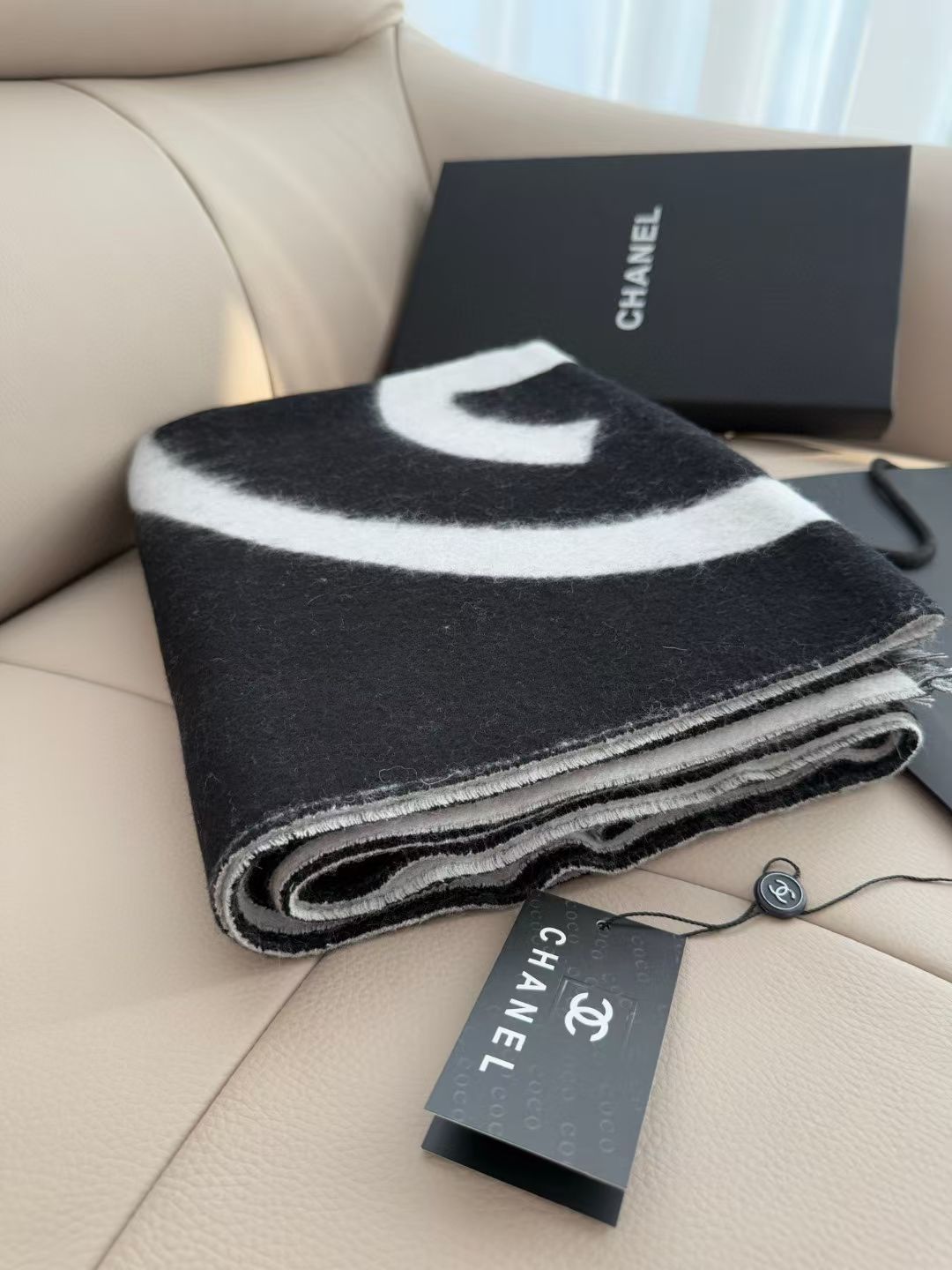 新😘💃🏻💃🏻美翻了💖💖[流泪]【大双C LOGO披肩】御用殿堂级极品小香‼️新款专柜在售 羊绒长巾❗️配