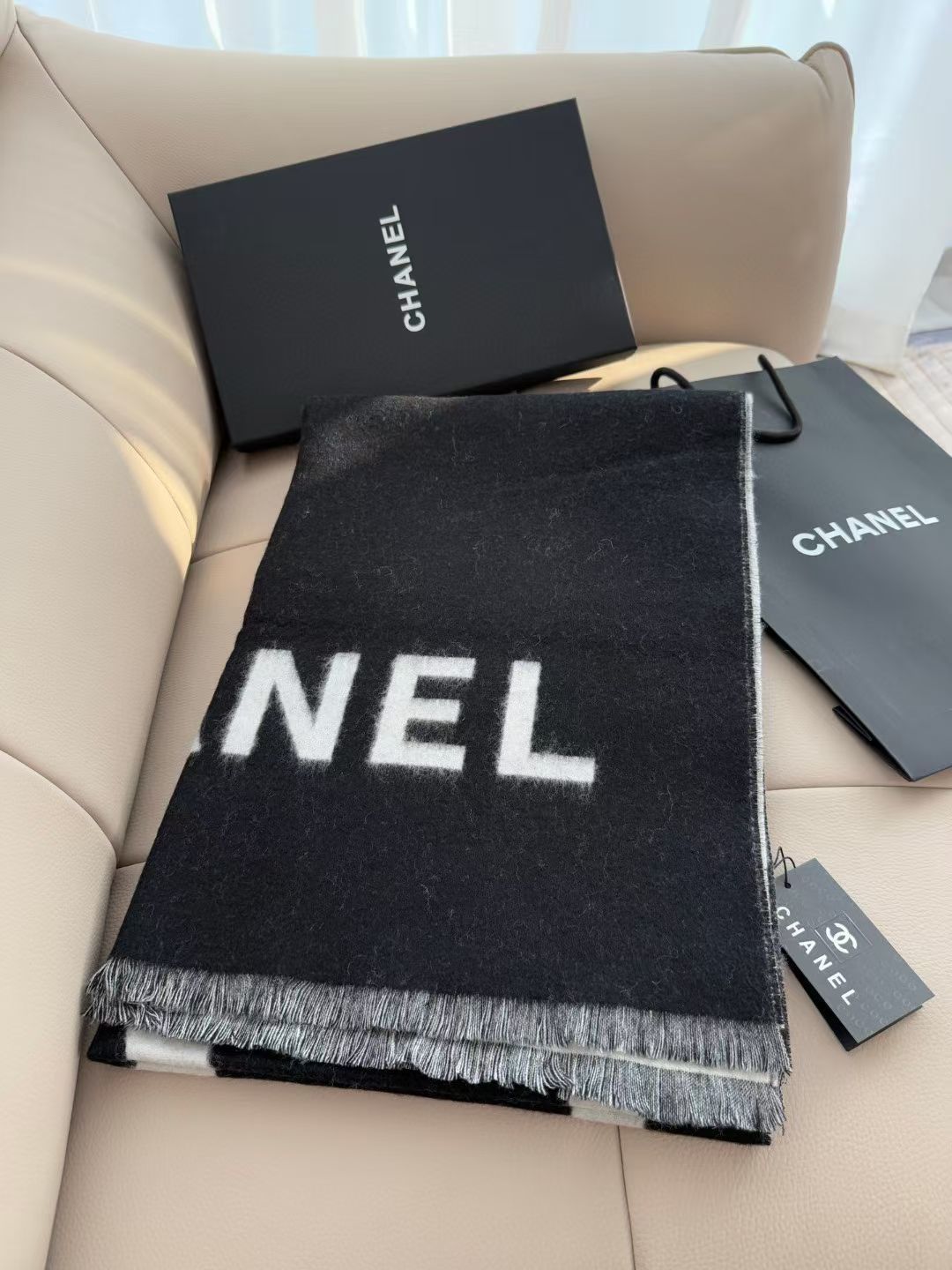 新😘💃🏻💃🏻美翻了💖💖[流泪]【大双C LOGO披肩】御用殿堂级极品小香‼️新款专柜在售 羊绒长巾❗️配