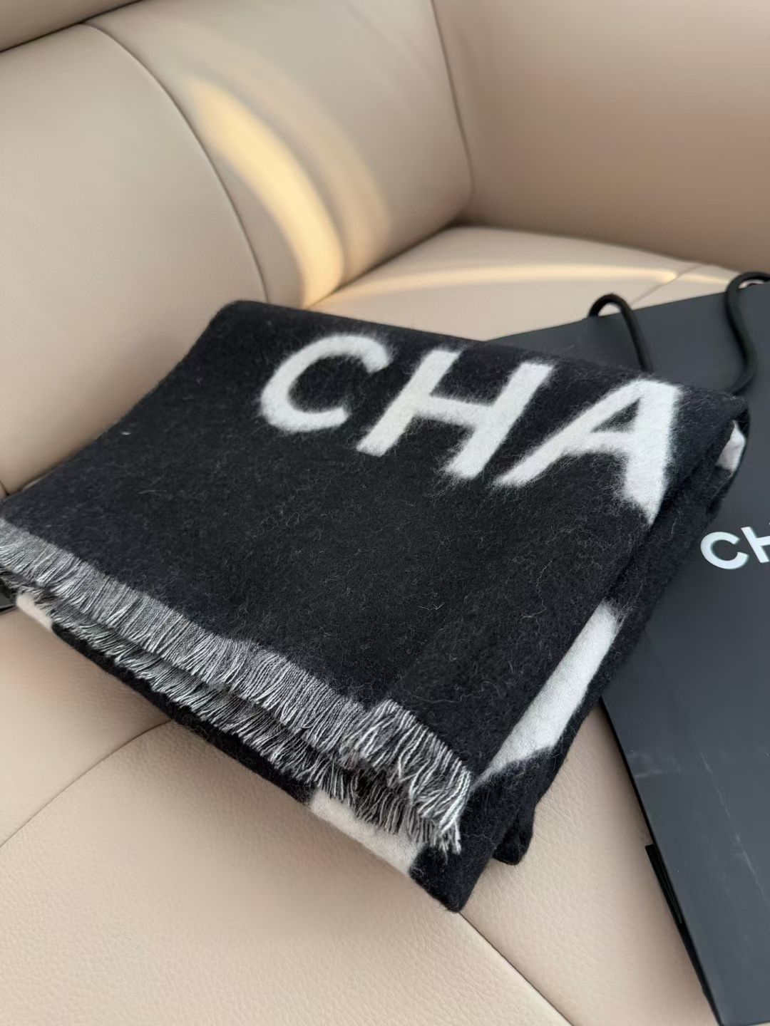 新😘💃🏻💃🏻美翻了💖💖[流泪]【大双C LOGO披肩】御用殿堂级极品小香‼️新款专柜在售 羊绒长巾❗️配