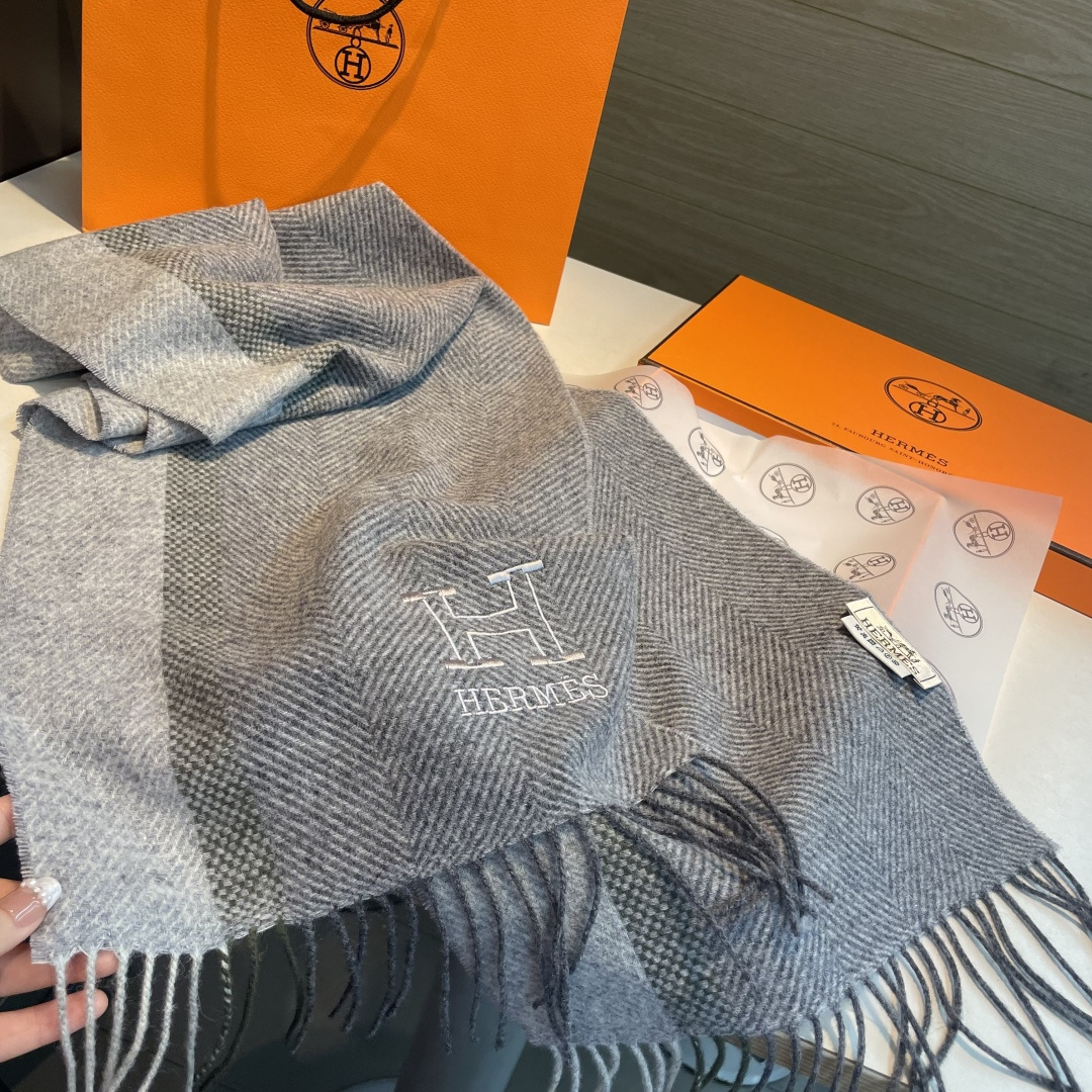 ✨✨爱马仕围巾，好看的要疯掉了，太有型太有魅力了❗❗非常斯文时尚的秋冬单品！真的很喜欢，非常Classi
