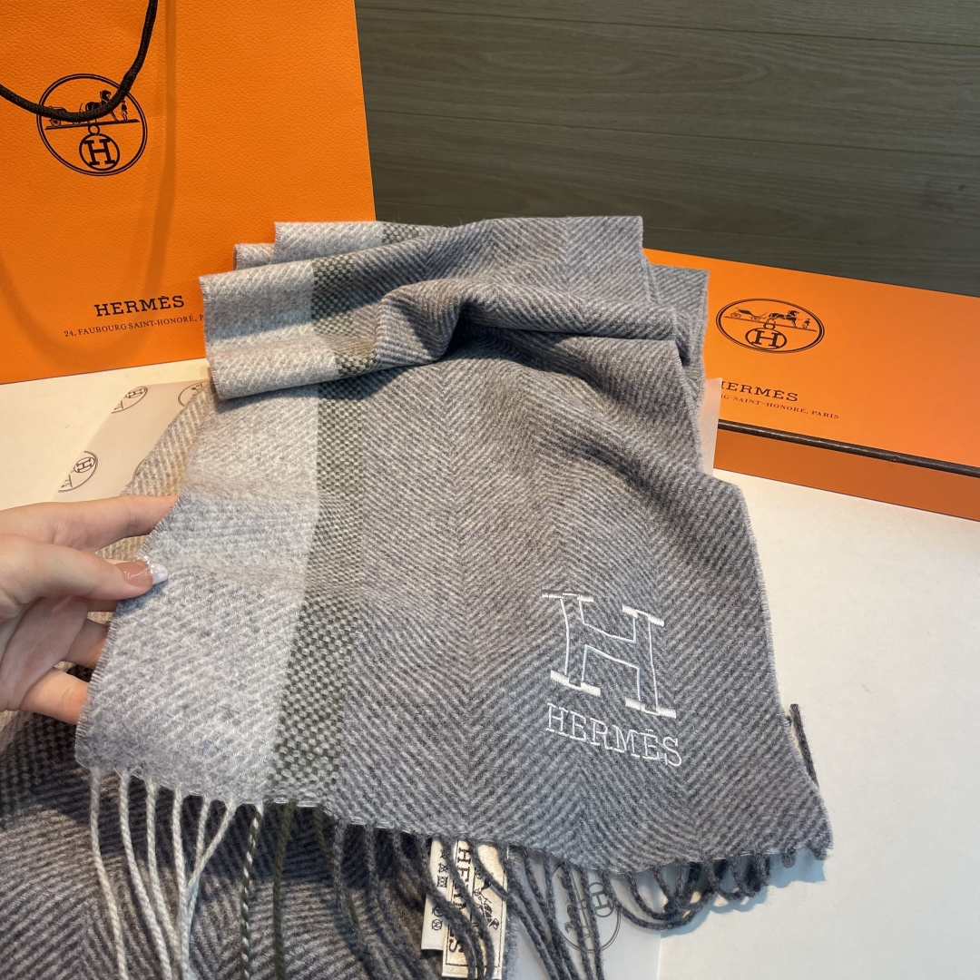 ✨✨爱马仕围巾，好看的要疯掉了，太有型太有魅力了❗❗非常斯文时尚的秋冬单品！真的很喜欢，非常Classi