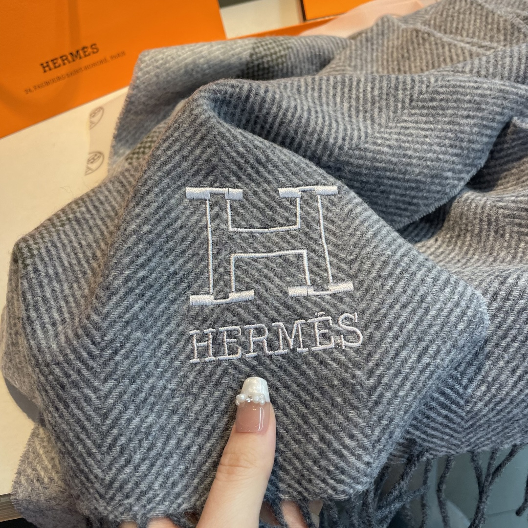 ✨✨爱马仕围巾，好看的要疯掉了，太有型太有魅力了❗❗非常斯文时尚的秋冬单品！真的很喜欢，非常Classi