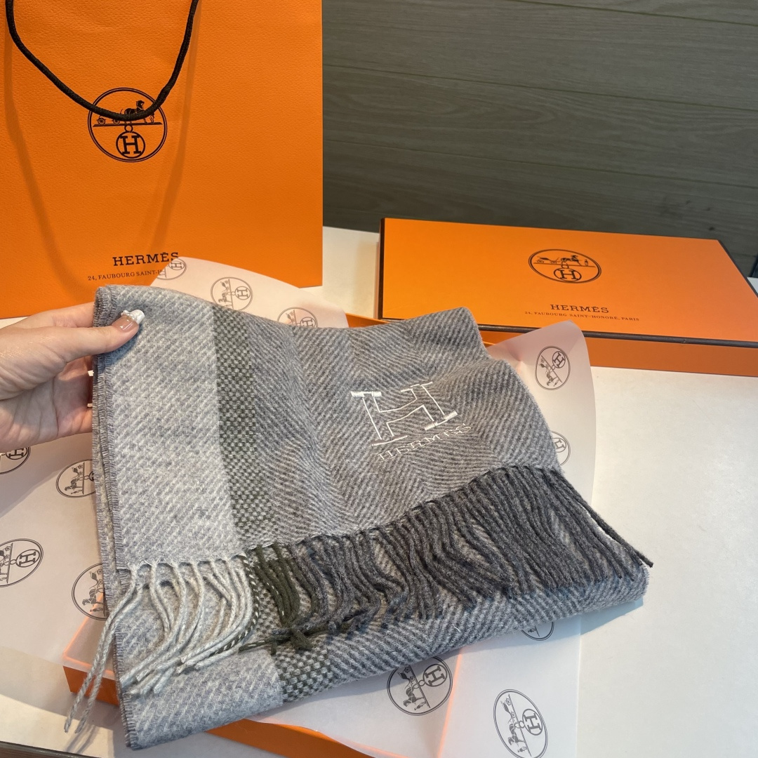 ✨✨爱马仕围巾，好看的要疯掉了，太有型太有魅力了❗❗非常斯文时尚的秋冬单品！真的很喜欢，非常Classi