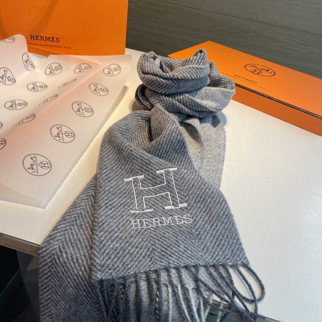 ✨✨爱马仕围巾，好看的要疯掉了，太有型太有魅力了❗❗非常斯文时尚的秋冬单品！真的很喜欢，非常Classi