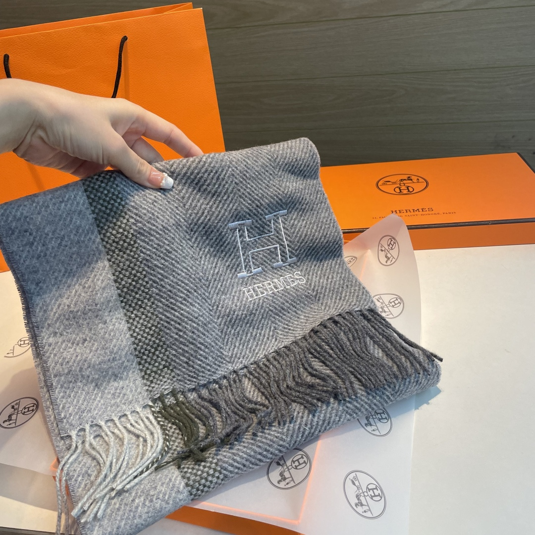 ✨✨爱马仕围巾，好看的要疯掉了，太有型太有魅力了❗❗非常斯文时尚的秋冬单品！真的很喜欢，非常Classi