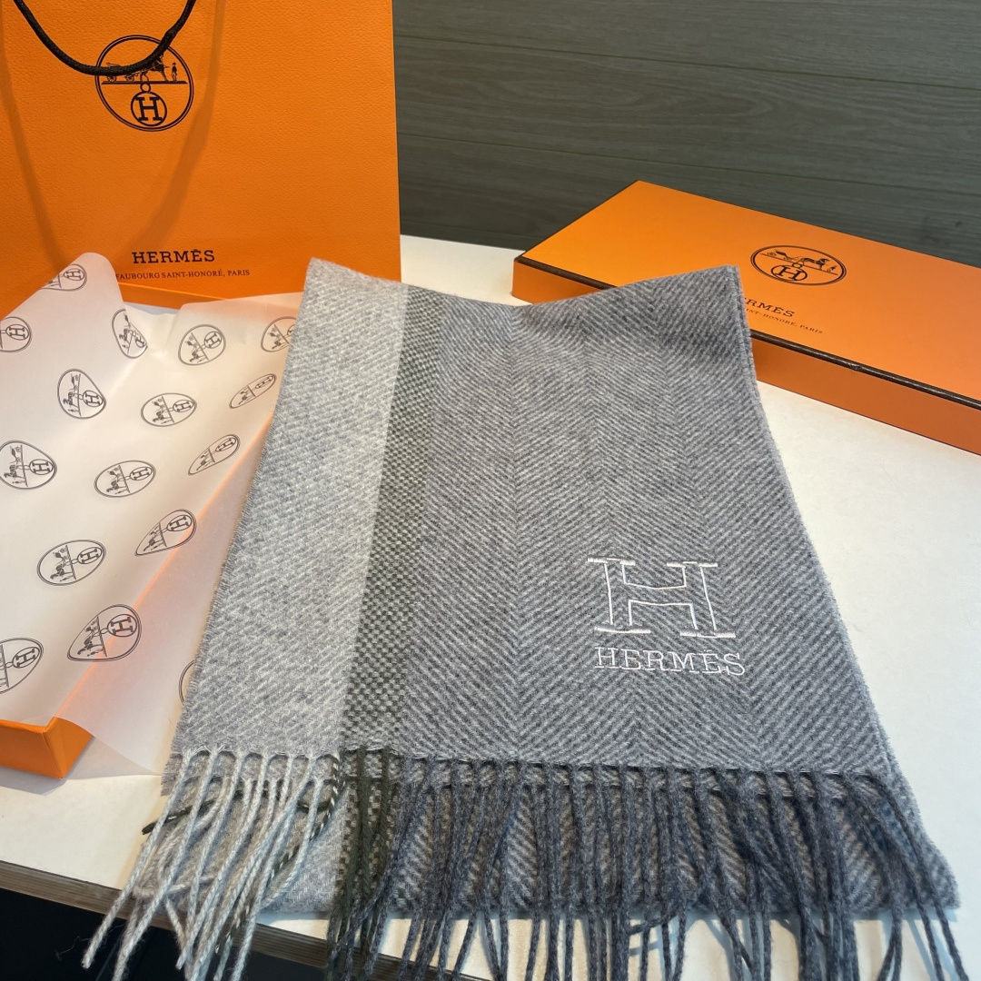 ✨✨爱马仕围巾，好看的要疯掉了，太有型太有魅力了❗❗非常斯文时尚的秋冬单品！真的很喜欢，非常Classi