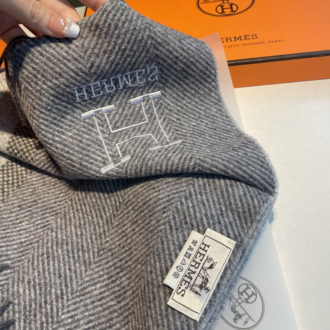 ✨✨爱马仕围巾，好看的要疯掉了，太有型太有魅力了❗❗非常斯文时尚的秋冬单品！真的很喜欢，非常Classi