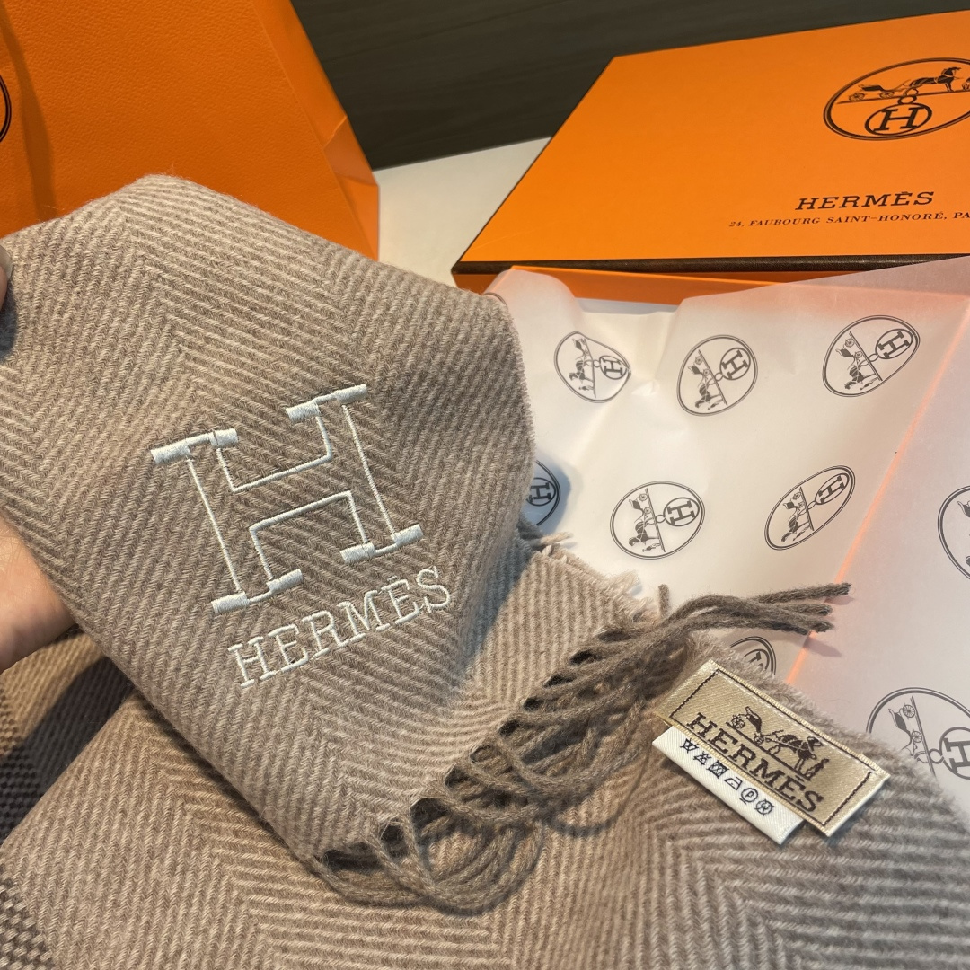 ✨✨爱马仕围巾，好看的要疯掉了，太有型太有魅力了❗❗非常斯文时尚的秋冬单品！真的很喜欢，非常Classi