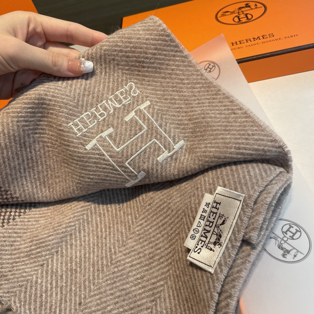 ✨✨爱马仕围巾，好看的要疯掉了，太有型太有魅力了❗❗非常斯文时尚的秋冬单品！真的很喜欢，非常Classi