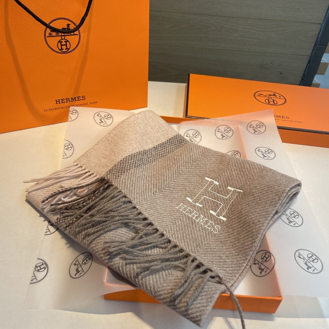 ✨✨爱马仕围巾，好看的要疯掉了，太有型太有魅力了❗❗非常斯文时尚的秋冬单品！真的很喜欢，非常Classi