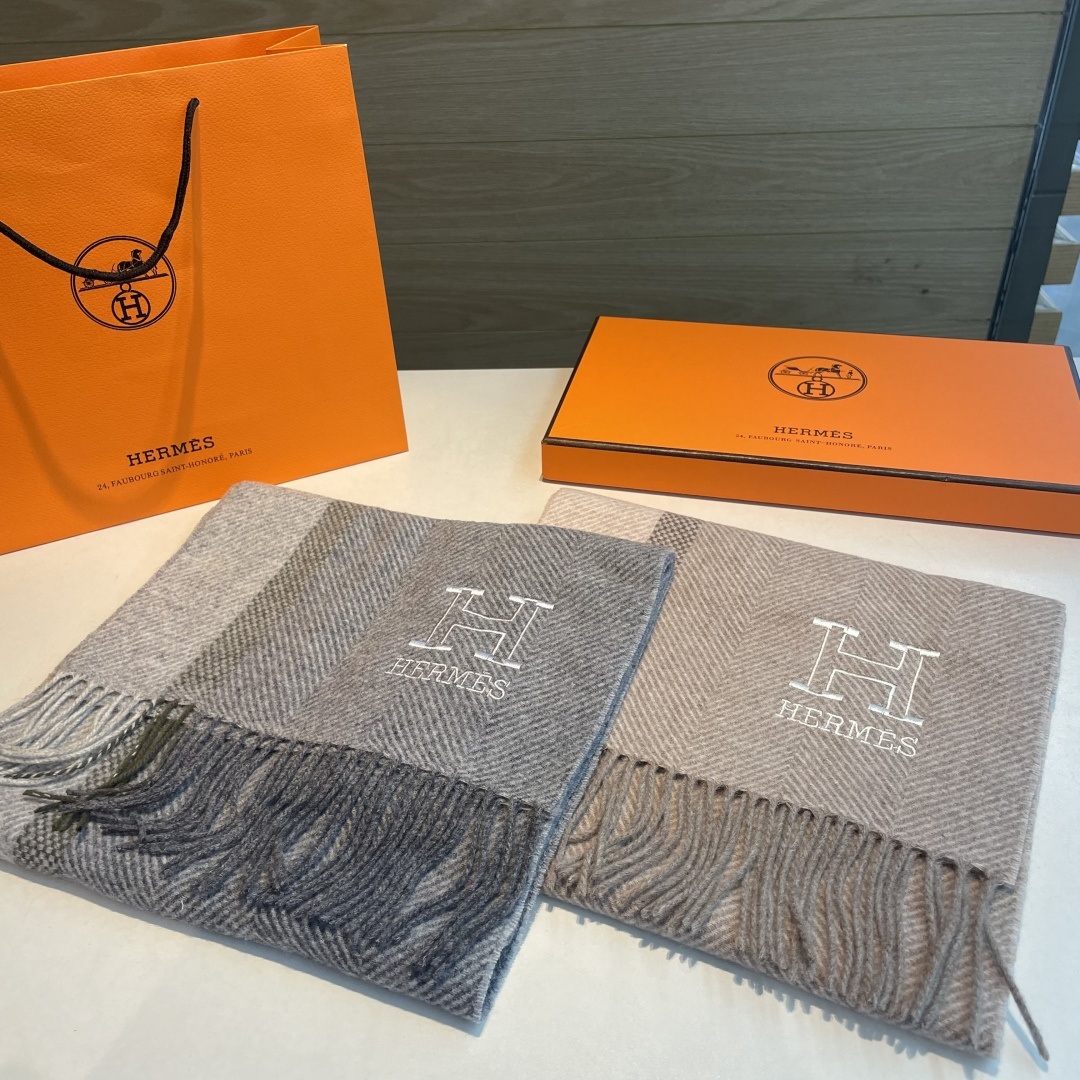 ✨✨爱马仕围巾，好看的要疯掉了，太有型太有魅力了❗❗非常斯文时尚的秋冬单品！真的很喜欢，非常Classi