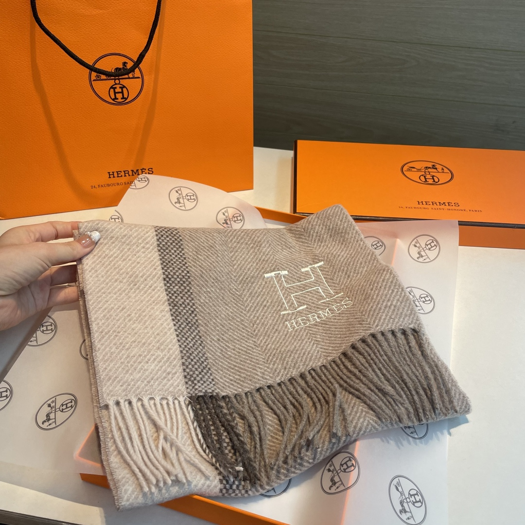 ✨✨爱马仕围巾，好看的要疯掉了，太有型太有魅力了❗❗非常斯文时尚的秋冬单品！真的很喜欢，非常Classi