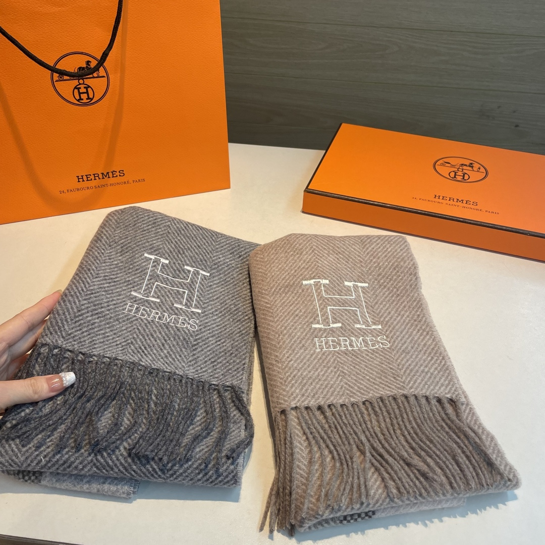 ✨✨爱马仕围巾，好看的要疯掉了，太有型太有魅力了❗❗非常斯文时尚的秋冬单品！真的很喜欢，非常Classi