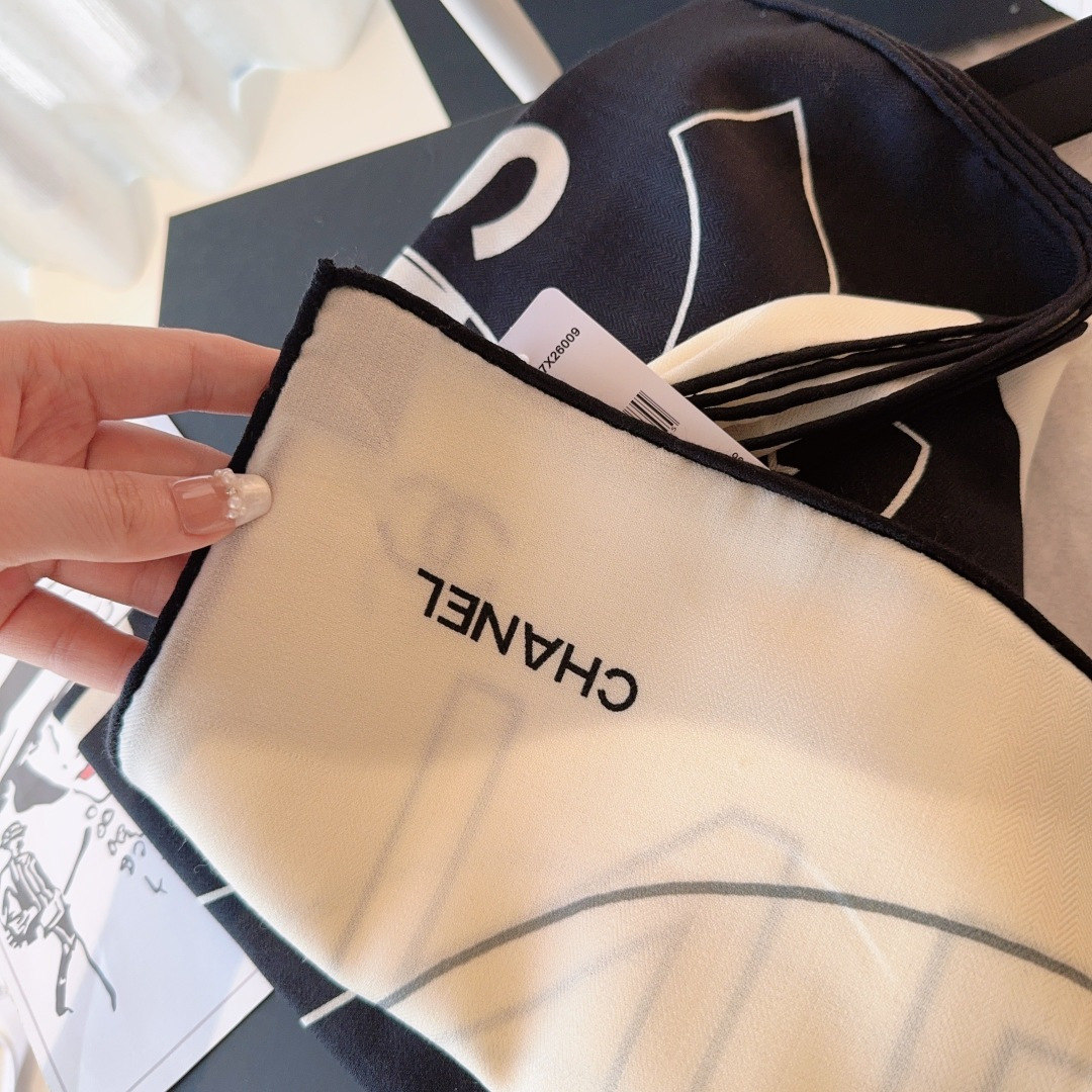 经典茶花优雅Coco风，Chanel最新菱格丝绒大方巾~气质到骨子里，香奶奶新一季的面料超高级，真心超级