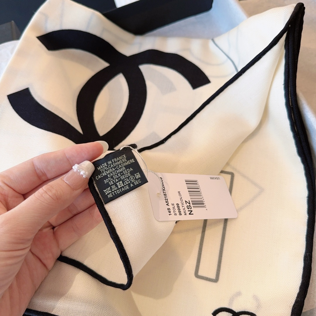 经典茶花优雅Coco风，Chanel最新菱格丝绒大方巾~气质到骨子里，香奶奶新一季的面料超高级，真心超级