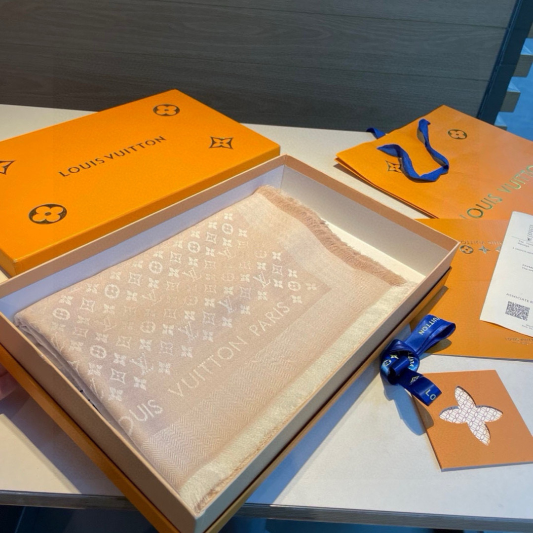 💰358 ✨✨【▪️质感好牛，LV新鲜出炉的超赞小披肩~！】披肩尺寸是少有的120cm*120cm，小字母老花的设计，真的超级心水，尺寸设计都刚刚好的感觉，高级的特别有氛围感！！重点说下品质，真心绝！！！拿到手秒懂了，看图也能品出123吧，每个字母logo提花都是超级工整清晰，立体感强！！手感巨NB，蓬松柔软，奢华有质感！！尺寸规格：120cm*120cm，70%羊毛30%桑蚕丝。四个色！