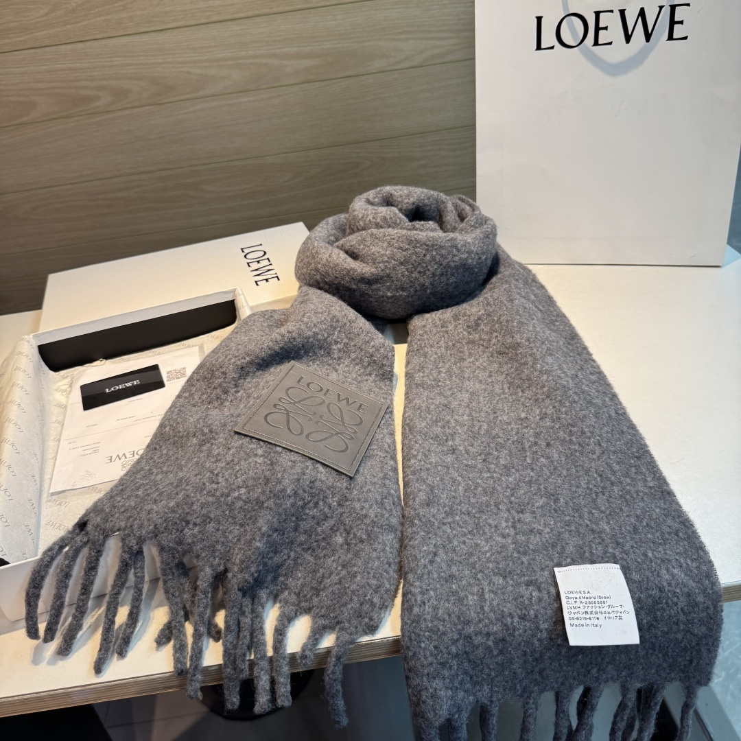Loewe 小红书同款Loewe罗意威新品彩色马海毛围巾 斯德哥尔摩的温暖色彩 第一眼便爱上