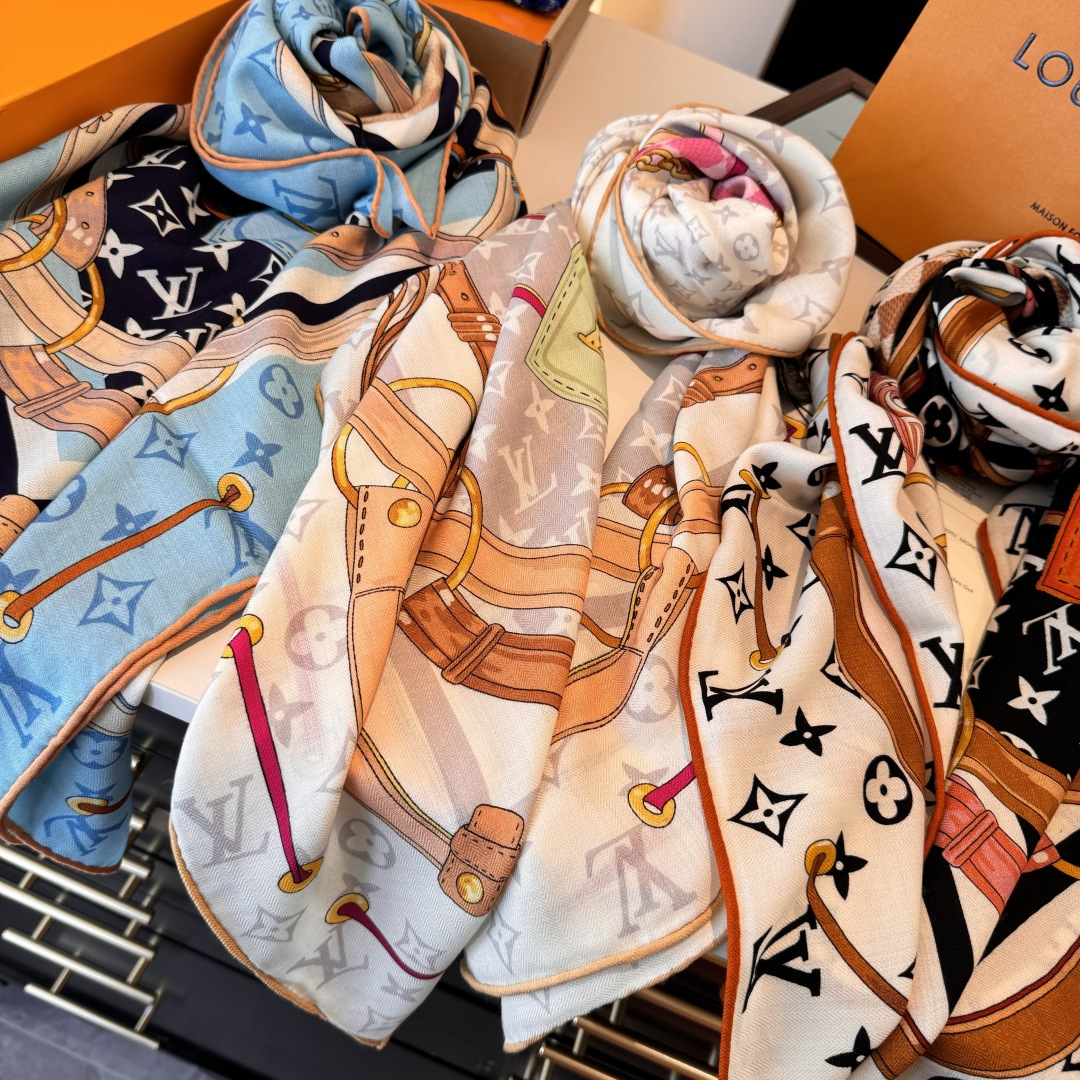 Louis Vuitton Flower And Straps 以瞩目笔触彰显雅致风范 依托丝印工艺描绘 Monogram 花卉、肩带、挂锁和行李牌