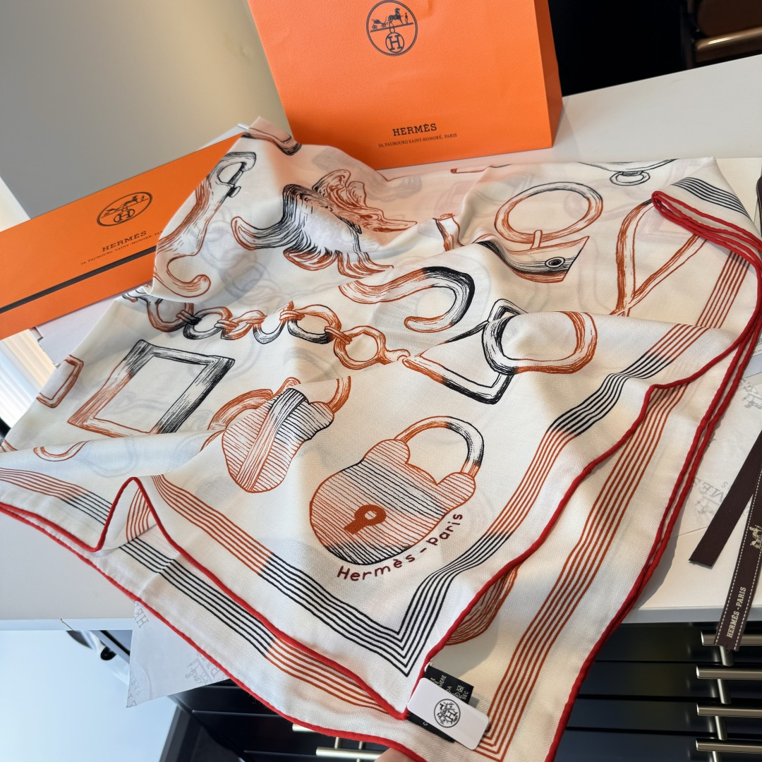 Hermès 弗洛伦斯·曼里克（Florence Manlik）翻阅了埃米尔·爱马仕（Emile Hermès）19世纪末的典藏目录图册